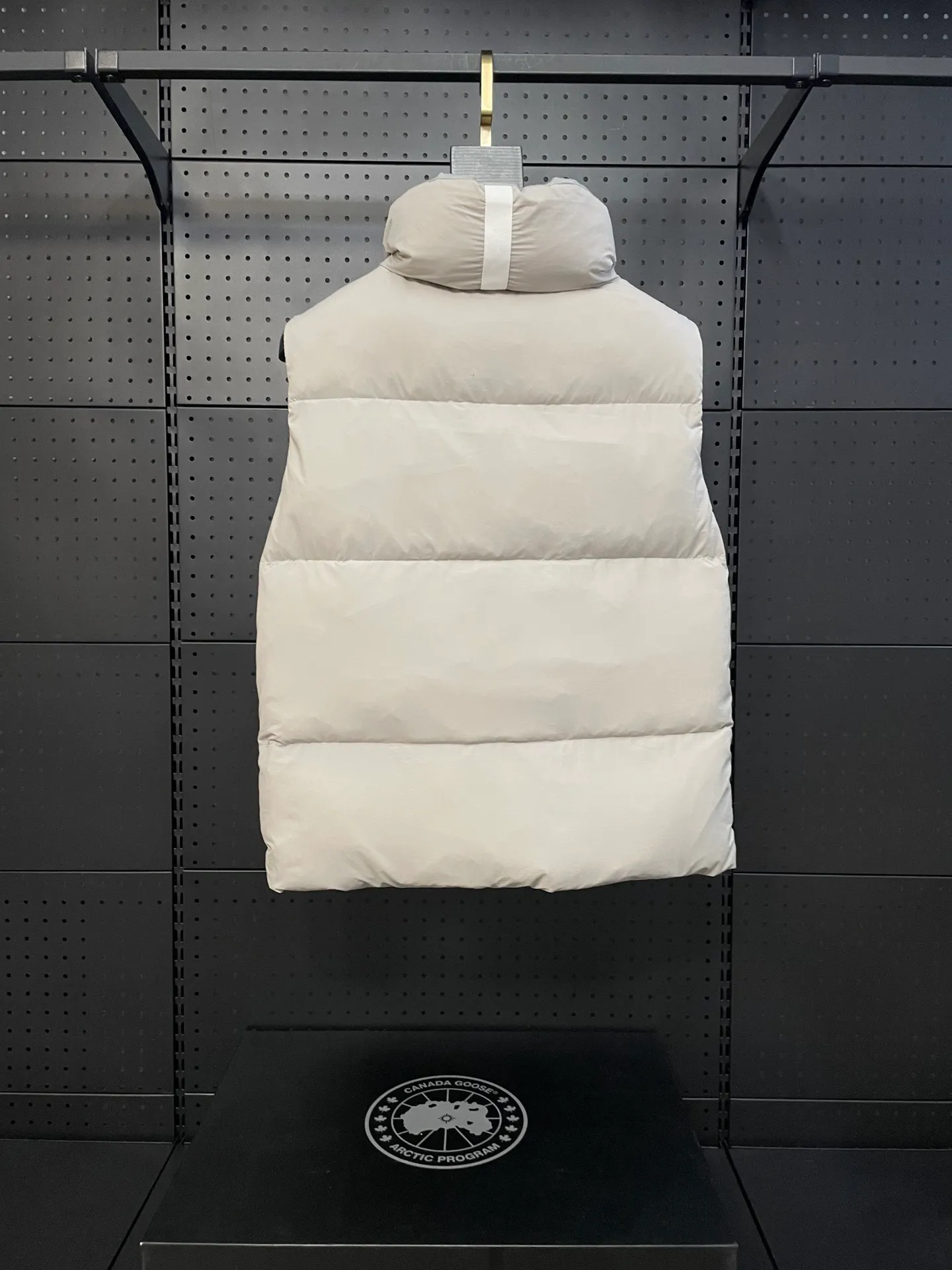 P500 Style No.: Y108 Moonlight Lime Top quality pure white label capsule vest for couples Design concept: New limited edition white label vest, same style for men and women, 625 fill power white goose down filling, the fabric has a satin feel. Suitable for wearing in spring and autumn in various cities, this round neck design is classic and versatile, and has good thermal insulation effect! Fabric + Features: Fabric: 85% polyester, 15% cotton, windproof and waterproof Lining: 100% polyester, windproof and waterproof Filling: 80% pure white duck down, 20% pure white feather Fill power: 625 Care instructions: Dry clean Pockets: Straight insert + diagonal insert Pocket Zipper: Genuine ykk two-way entrance zipper tei temperature and feeling index 1: lightweight minus 5 degrees to 5 degrees. Technology: The fabric is made of cordura polyamide fabric, which is a new functional fabric and a leading technology product. The durability is 2 times higher than ordinary nylon fabric. Wear resistance, strong tear resistance, good hand feel and good color.   The liner is filled with imported 625 fill power 80 white duck down, and the liner is reinforced with anti-runaway velvet liner. The fly on the front center fly is designed with snap buttons to prevent ventilation and rain. Whether it is hiking, urban walking or polar exploration, this style can help you find the Canada Goose vest that suits your body, activities and lifestyle. Size: XS-XL